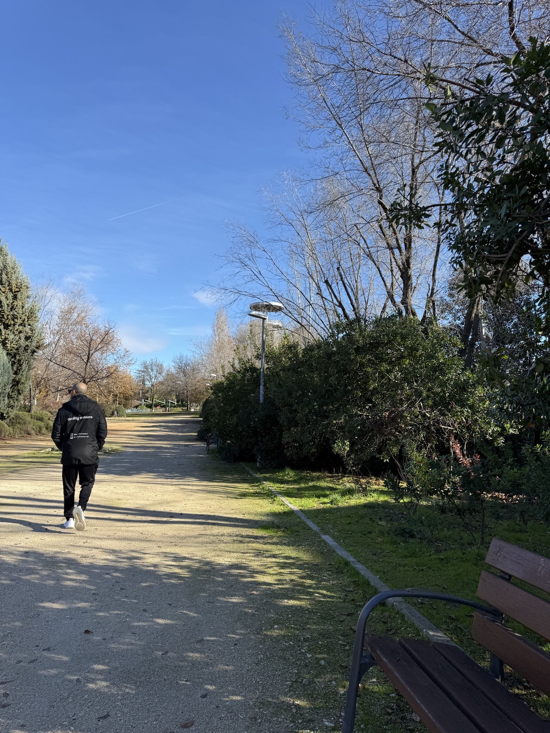 Parque-lineal-rivas-entrenador-personal Cliente entrenando en un parque de Las Rozas con kettleblell
